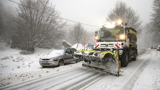 Fransa'da otoyolda kar esareti